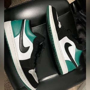 Jordan 1 Low “Mystic Green”